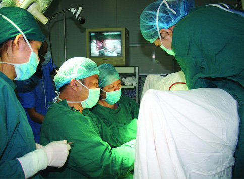 宋磊教授与我院专家共同开展阴式子宫切除术
